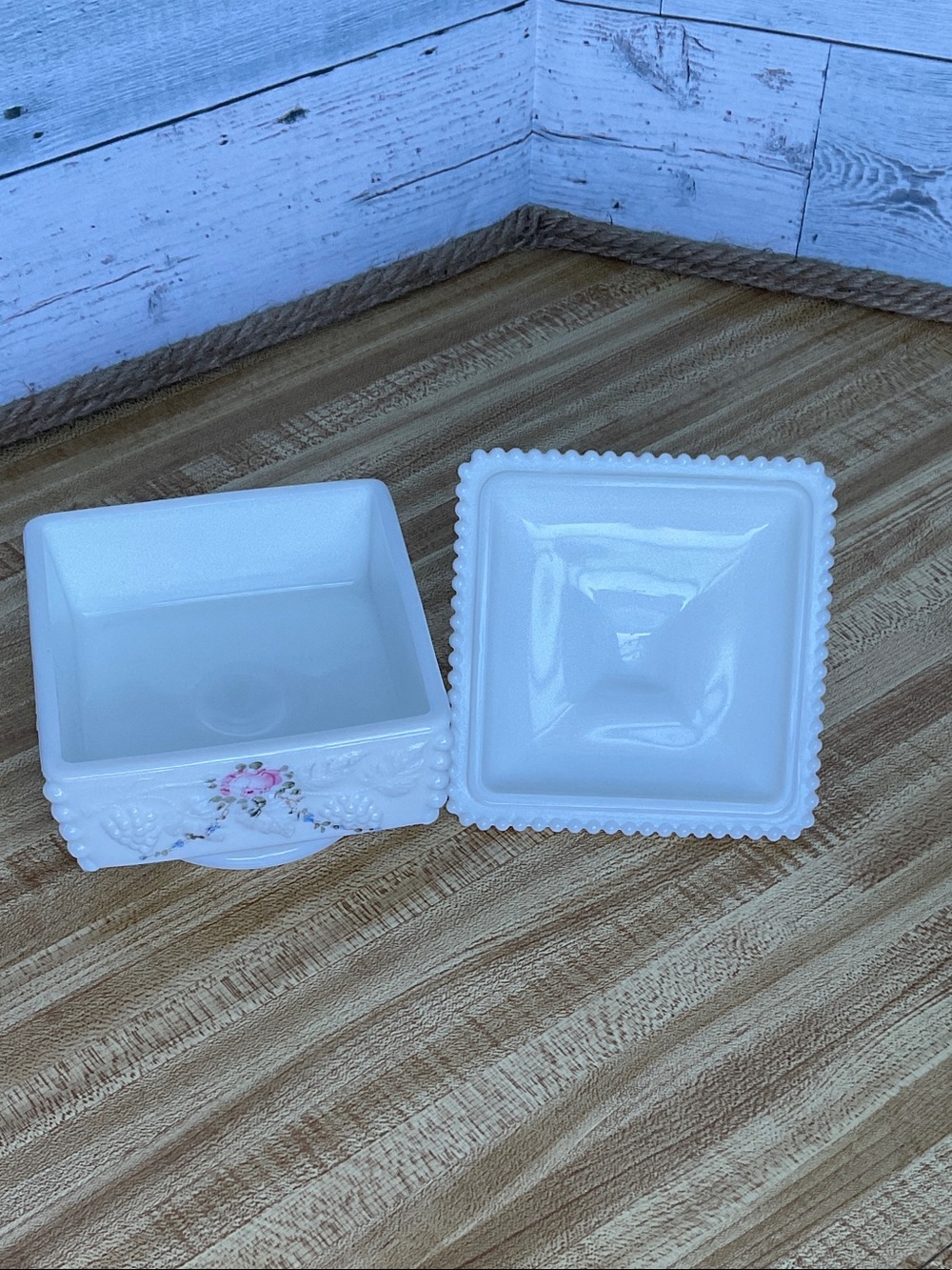 Vintage Westmoreland White Milk Glass Trinket Box with Pink Rose - Picture 3 of 8